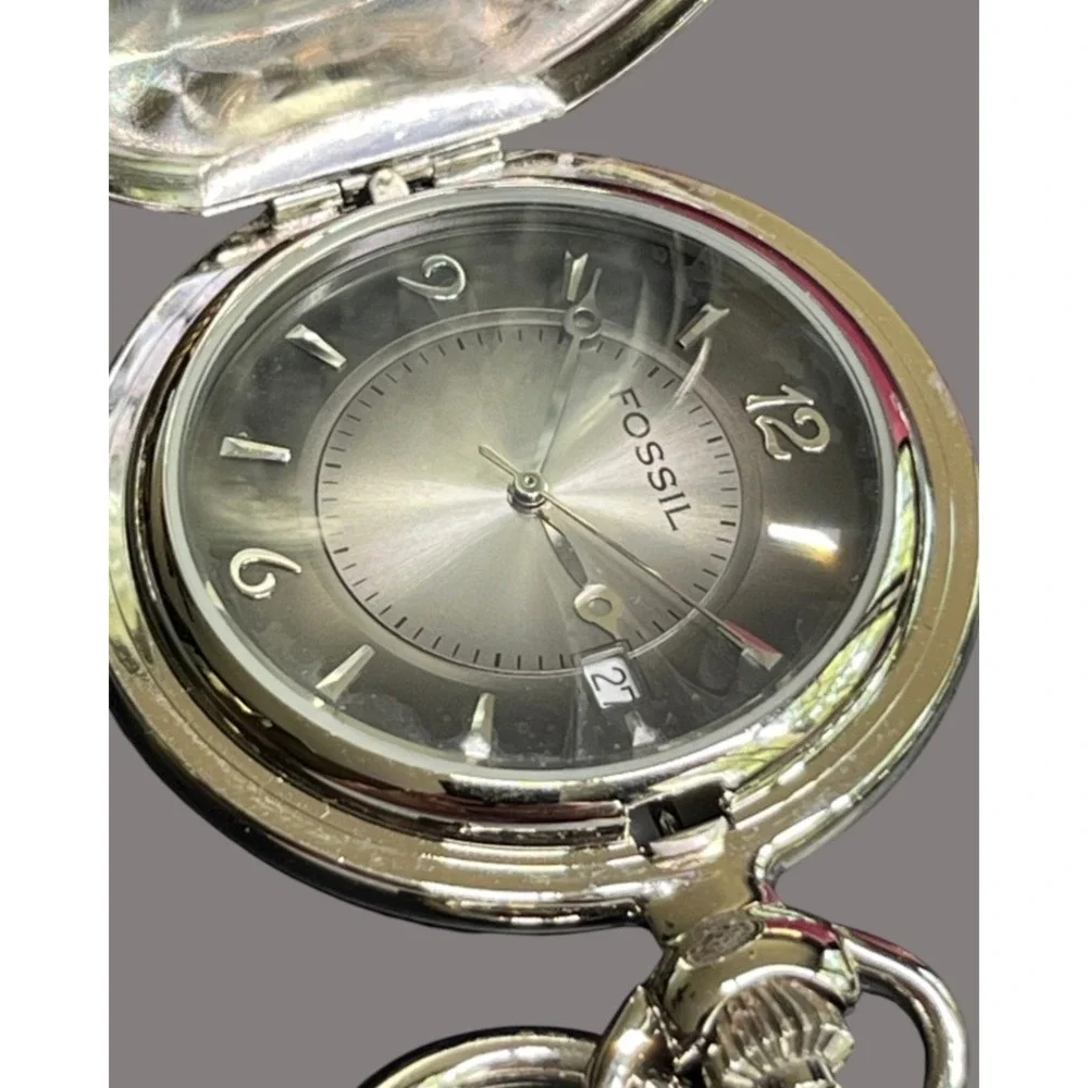 New FOSSIL POCKET WATCH Date Indicator QUARTZ/BATTERY Silver Tone GRAY DIAL
